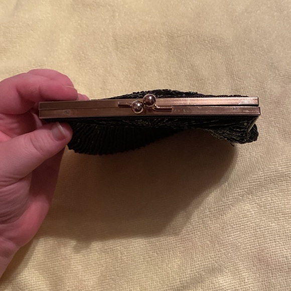 Shell Shaped Beaded Clutch - Picture 3 of 9